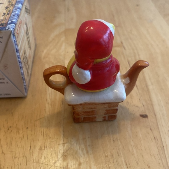 Vintage Cardew design tiny teapot Disney holiday Pooh about 2 1/2 tall with box - Picture 4 of 5